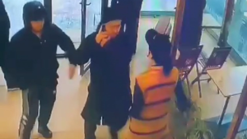 Мужчина избил девушку на глазах у очевидцев в кафе Шымкента