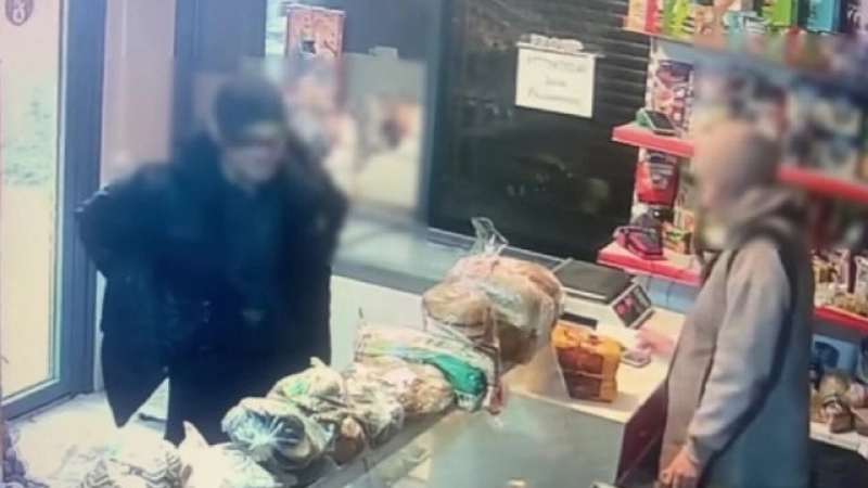 Жестокое нападение на продавца магазина попало на видео в Уральске