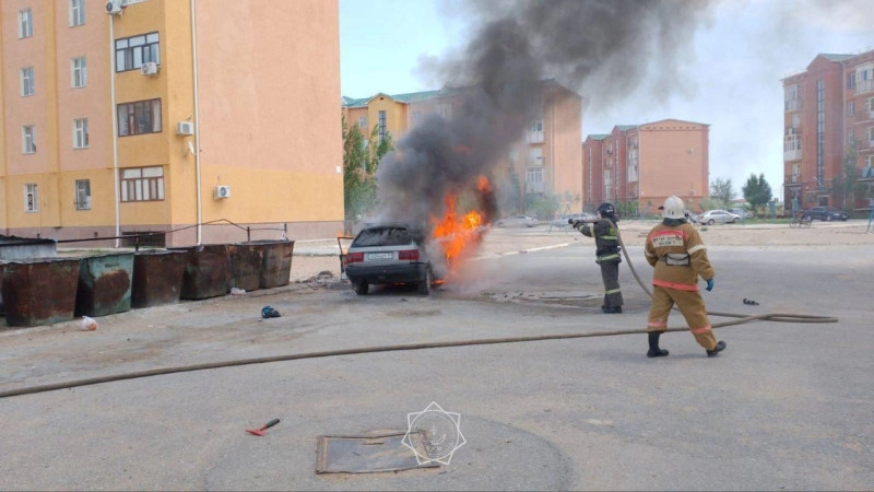 Автомобиль сгорел вблизи жилых домов в Кызылорде