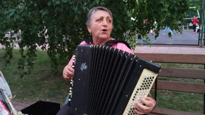 "Душа бульвара": 70-летняя казахстанка вдохновляет людей